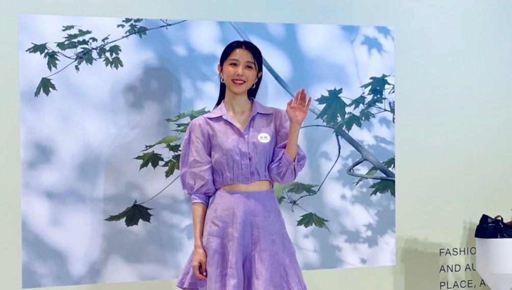 ▲排隊名店D+AF進駐台中LaLaport，打造全台最大200坪峇里島渡假風門市，代言人邵雨薇透露「老吳」吳慷仁最常碎念自己鞋子很愛亂丟。被問到婚禮進度首度鬆口認「的確要安排」。（圖／記者蕭涵云攝）