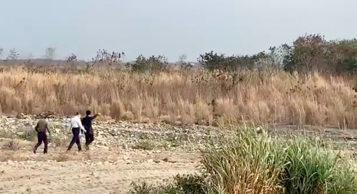 ▲輕航機墜河提後燃起熊熊大火，機上2人燒成焦屍。（圖／翻攝自記者爆料網）