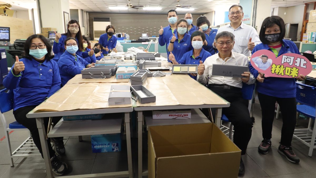 ▲民眾黨主席柯文哲成立「台灣眾望關懷基金會」後，16日下午也前往彰化伯立歐庇護工場進行首場公益活動，並於會後捐款10萬元。（圖／台灣眾望關懷基金會提供）