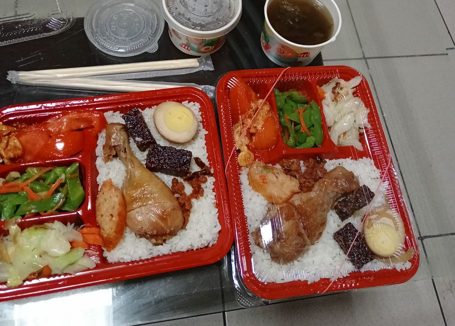 ▲這兩個雞腿便當竟然有店家只賣80元，而且地點還在北部！（圖／《爆怨公社》）