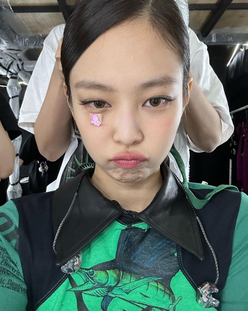 ▲Jennie嘟嘴自拍。（圖／翻攝自Jennie IG）