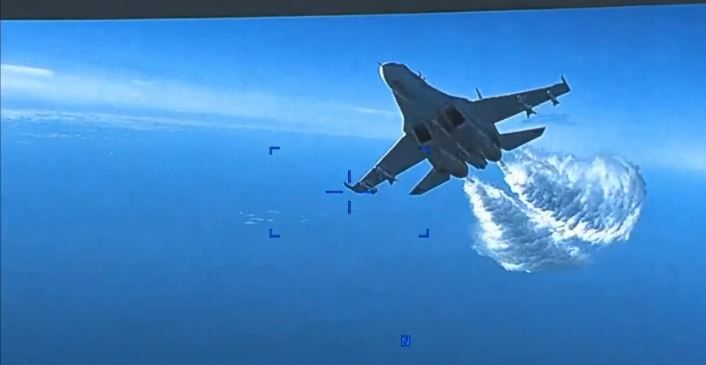 ▲美軍公佈MQ-9無人機墜海前的兩段影片，畫面可以看到俄軍蘇愷27戰機進逼傾倒燃油。（圖／翻攝自@US_EUCOM的推特）