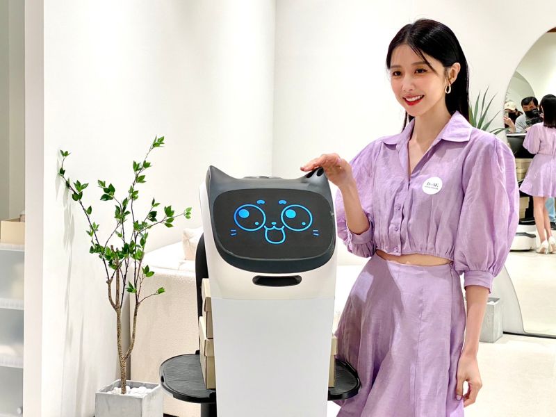 ▲D+AF首次在門市導入機器人科技，提供創新便利服務體驗。（圖／記者蕭涵云攝）