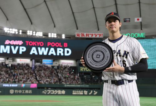 ▲日本隊先發投手「二刀流」大谷翔平在經典賽期間，送給隊友Nootbaar手錶。（圖／美聯社／達志影像）
