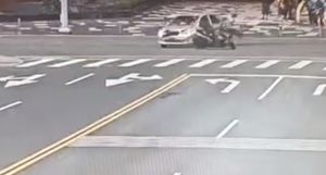 南港車站前車禍！8旬翁左轉撞機車　釀19歲騎士噴飛身亡
