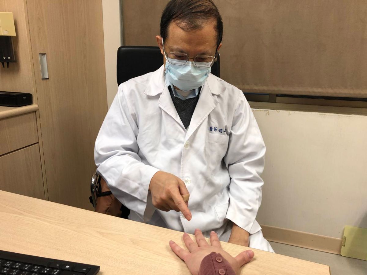 ▲書田診所家醫科主任醫師何一成提醒，指甲健康也可能顯示了身體疾病及營養素的狀態，如果出現異常需就醫檢查，找出原因與治療。(圖／官方提供)