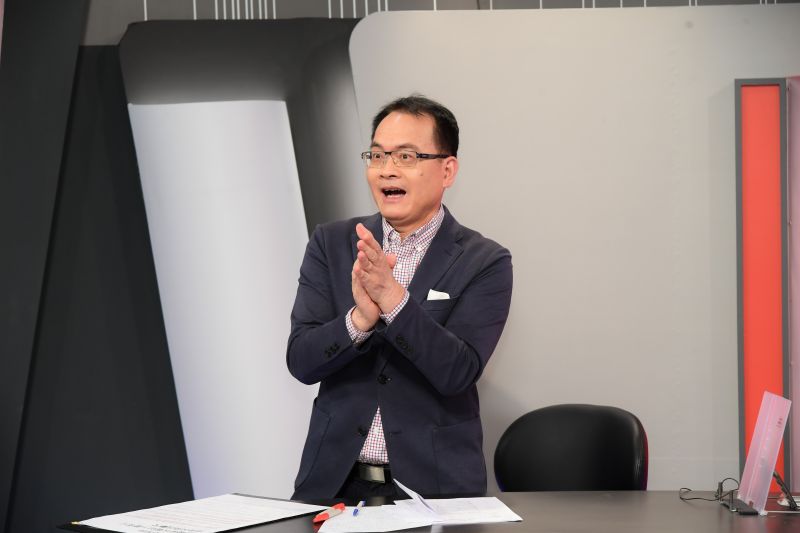▲鄭弘儀看到同事準備的NG花絮相當驚喜。(圖/三立提供)