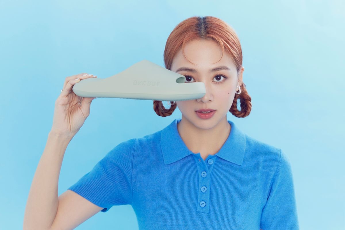 ▲鬼鬼吳映潔代言ONE BOY踩屎感居家戶外兩用防滑拖鞋。(圖/品牌提供)