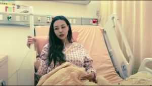 ▲垠凌強忍疼痛拍片與大家解釋原因,目前已經返回家中休養。(圖/翻攝垠凌YouTube) ▲垠凌強忍疼痛拍片與大家解釋原因,目前已經返回家中休養。(圖/翻攝垠凌YouTube)
