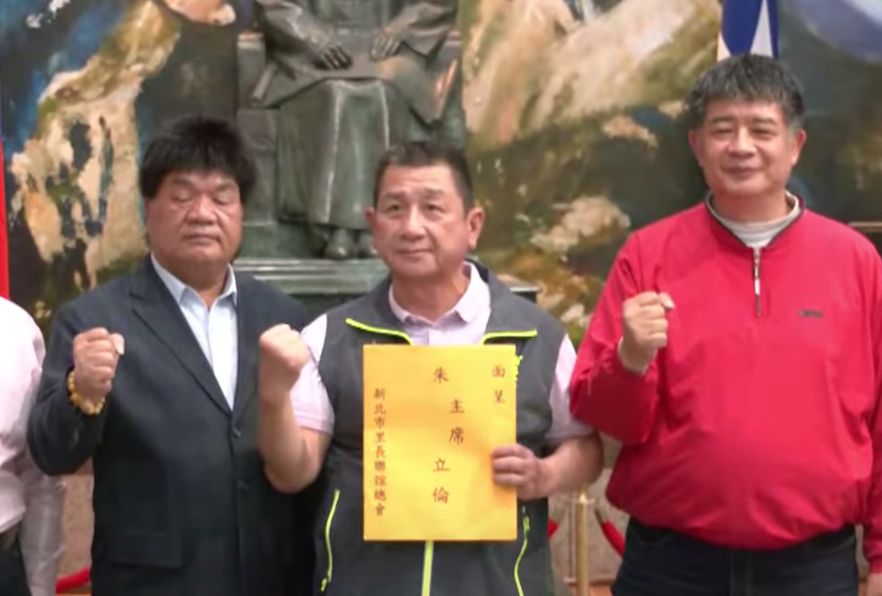 ▲新北里長今日遞交連署書，呼籲黨中央儘速徵召侯友宜。（圖／讀者提供）