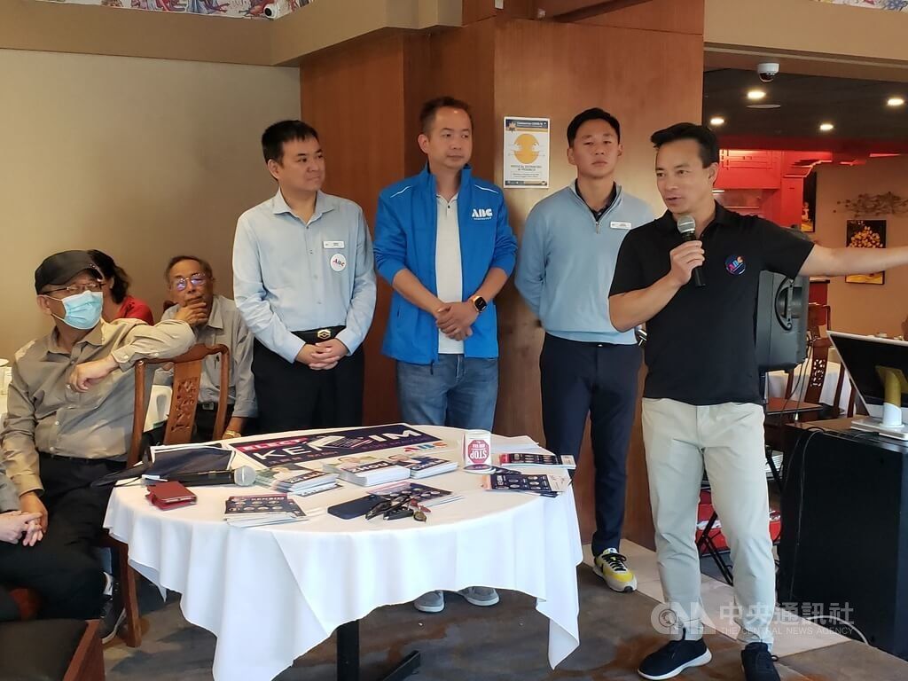 ▲媒體報導影射溫哥華市長沈觀健的勝選有中國領事館的幫助，沈觀健（Ken Sim，右1）駁斥這類指控是出於種族動機。（圖／中央社記者程愛芬溫哥華攝 112年3月17日）