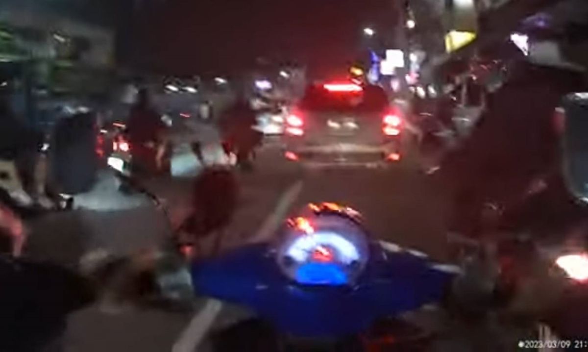 ▲高市警局前鎮分局於日前獲報一起因車輛併排臨停遭叭的行車糾紛，違規汽車警依法告發，至於長按喇叭騎士警方表示，因不是被檢舉人且無違規影像只能呼籲。(圖／記者郭凱杰翻攝)