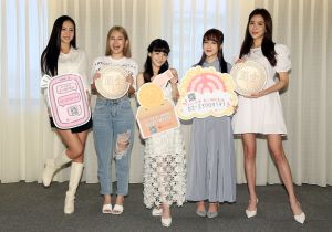 ▲林采緹(左起)、徐瑋吟、李汶靜(花花)、李芝儀(安柏)和潘映竹演唱公益歌曲《從黑夜中醒來》。(圖/紅心字會提供) ▲林采緹(左起)、徐瑋吟、李汶靜(花花)、李芝儀(安柏)和潘映竹演唱公益歌曲《從黑夜中醒來》。(圖/紅心字會提供)