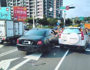 女駕駛追撞前車!一看「車頭有天使」 眾驚:這台2千萬