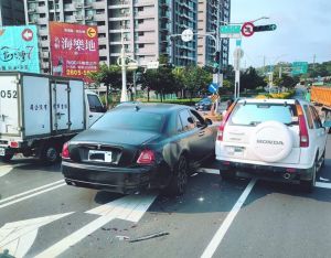 女駕駛追撞前車！一看「車頭有天使」　眾驚：這台2千萬
