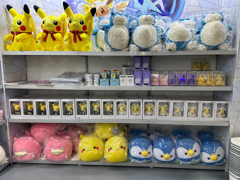 ▲首度登台販售的皮卡丘新郎、新娘玩偶,除了西式造型還有日本傳統服飾。(圖/記者周淑萍攝)