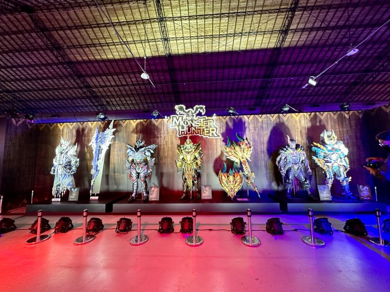 ▲廣受《魔物獵人》系列粉絲喜愛的1:1獵人系列武器裝備,空運來台展出。(圖/記者周淑萍攝)