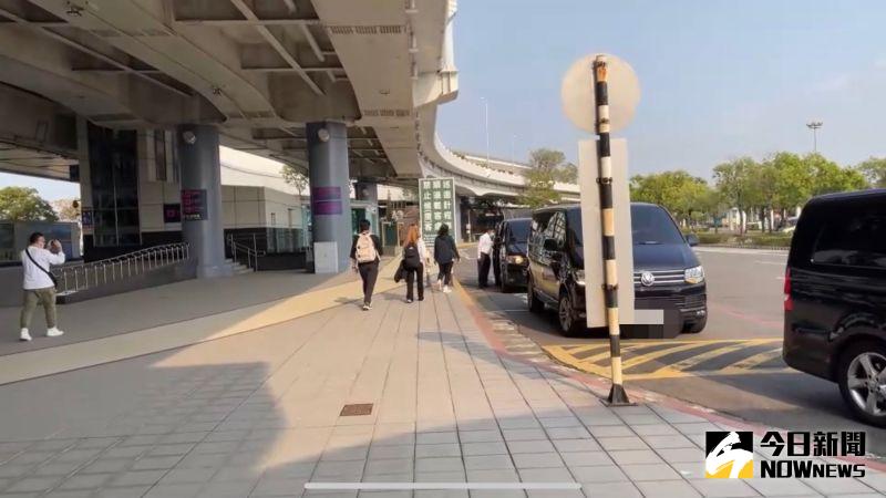▲BLACKPINK韓方工作人員17日先行抵台，見到媒體拍攝心情不悅，要求不要拍。（圖／記者陳雅蘭攝）