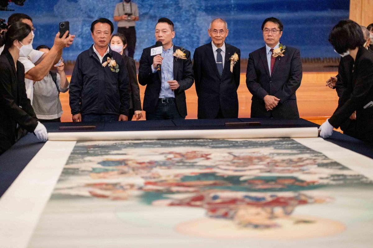 ▲夏荊山基金會基金會執行長趙忠傑博士帶領團隊展開夏荊山大師巨幅名作，嘉義縣長翁章梁、財團法人慈濟傳播人文志業基金會董事蔡堆、臺南市長黃偉哲，在台前共賞其經典畫作。（圖／財團法人夏荊山文化藝術基金會提供）