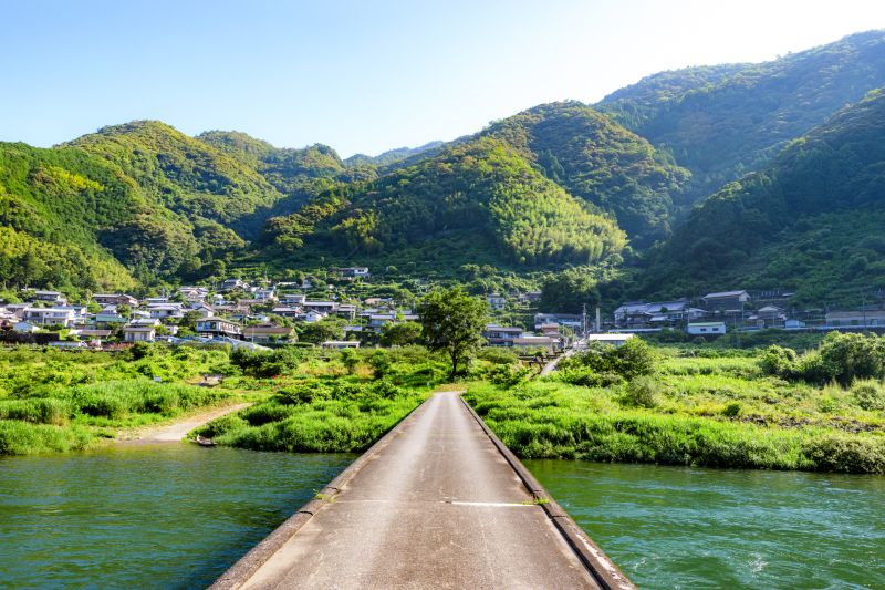 ▲日本知高線為影劇取材熱門地點,超人氣動畫《龍與雀斑公主》舞台參考「淺尾沈下橋」。(圖/高知縣國際觀光課提供)