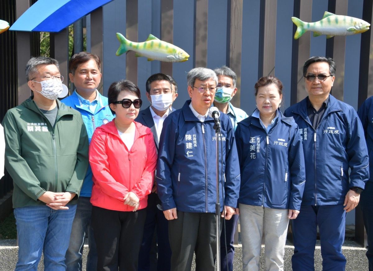 ▲陳建仁受訪談電價上漲、中南部水情吃緊等議題，並請一旁的王美花補充說明。（圖／行政院提供）