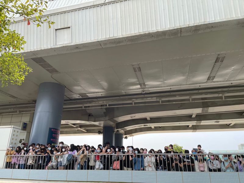 ▲南韓女天團BLACKPINK來台開唱，許多粉絲擠在機場附近直擊女神到來。（圖／記者陳雅蘭攝）