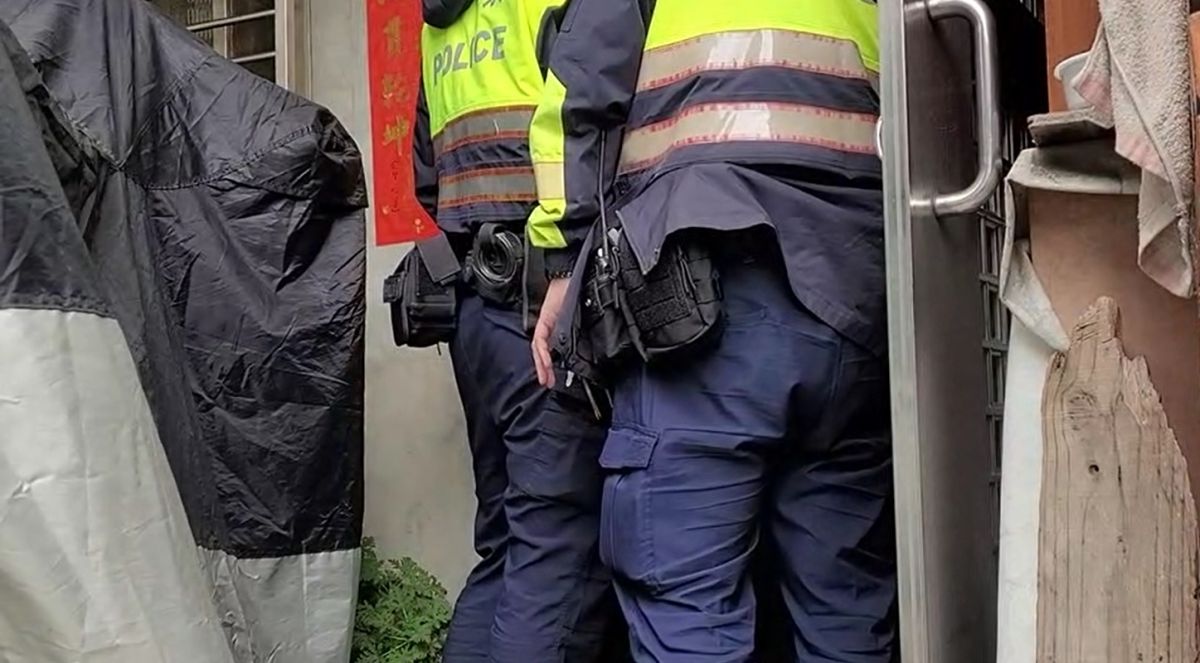 ▲金門二膽島上兵遭通緝，警方查訪陳姓上兵位於新北市板橋的老家。（圖／翻攝畫面） 