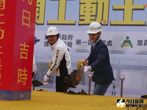 ▲侯友宜與蔣萬安出席捷運北環線環蘆洲三重段開工動土典禮，剷下金鏟祈求工程順利。（圖 ／記者吳嘉億攝，2023.03.18）