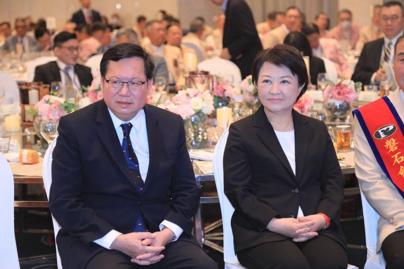 ▲盧秀燕先和行政院長陳建仁在大甲溪上游視察水情，接著趕回台中鬧區，與副院長鄭文燦合體參加磐石會交接。早到的副總統賴清德已先離開，兩人沒踫到面。（圖／台中市政府提供，2023.03.18）
