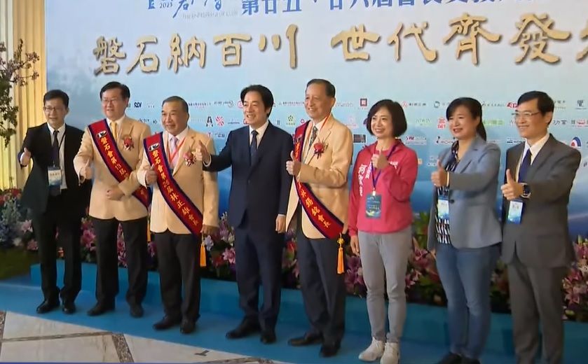 ▲賴清德出席磐石會長交接，和企業家們合影。（圖／民眾提供，2023.03.18）