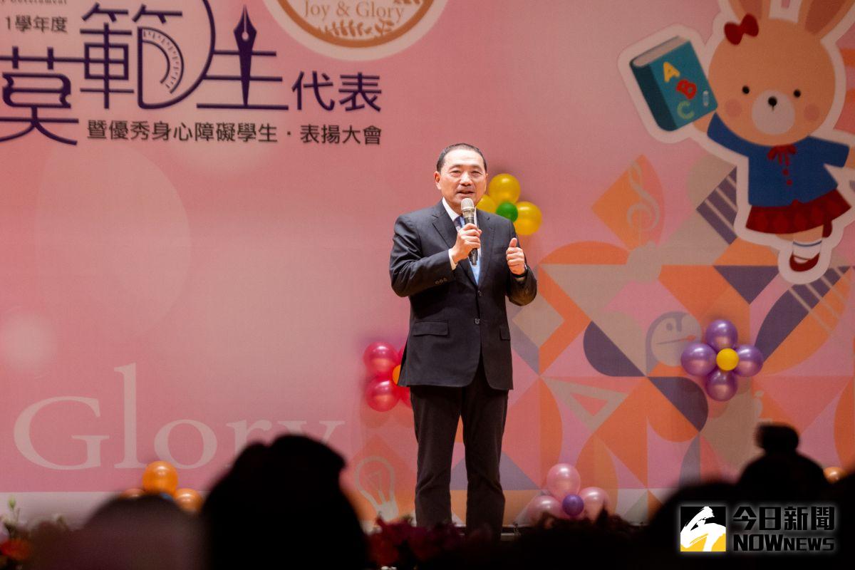 ▲侯友宜出席新北市模範生表揚大會，會後被媒體追問對國民黨選策會終止運作看法時，回應說共同努力、往好的方向走。（圖 ／記者吳嘉億攝，2023.03.18）