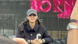 ▲南韓女天團BLACKPINK一連兩天在高雄國家體育場（世運主場館）舉辦演唱會，Lisa跟Rosé與粉絲互動。（圖／讀者提供）