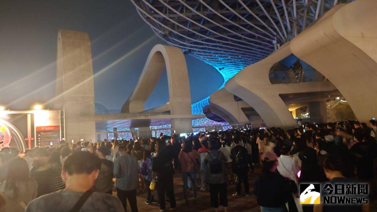 ▲場外沒買到票的民眾沒有離開，仍留在演唱會會場外感受氛圍。（圖／記者鄭婷襄攝，2023.03.18）