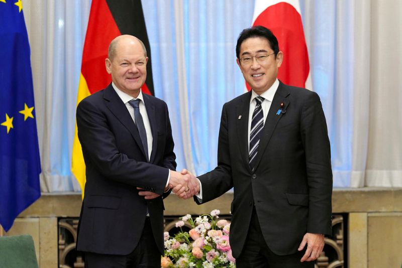 ▲日本首相岸田文雄和德國總理蕭茲在東京舉行會談，雙方承諾建立更緊密的防務關係，並在強化供應鏈方面展開合作。（圖／美聯社／達志影像）