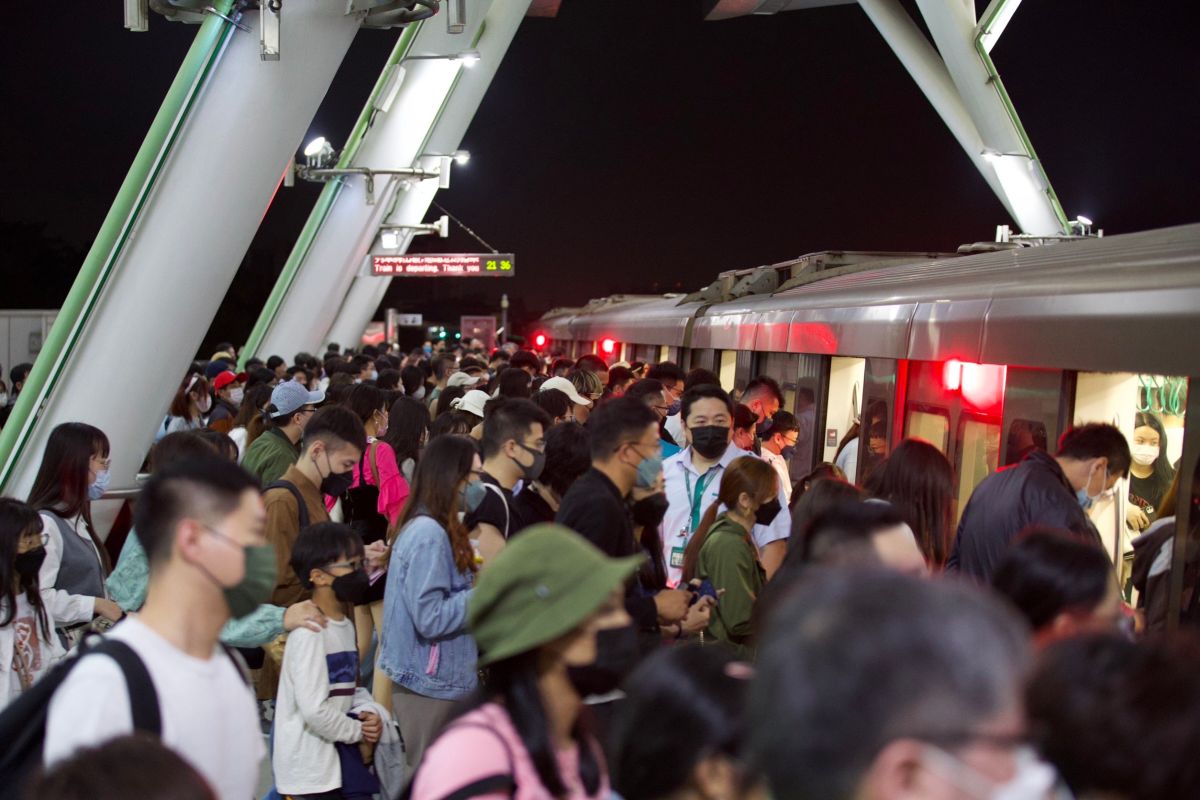 ▲高捷公司預估，搭乘捷運從R17世運站出站前往BLACKPINK演唱會場之人數超過3萬人。（圖／高捷公司提供）