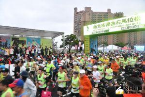 2023新北市萬金石馬拉松賽事,在侯友宜鳴槍後開賽。(圖 /記者吳嘉億攝,2023.03.19) ▲2023新北市萬金石馬拉松賽事,在侯友宜鳴槍後開賽。(圖 /記者吳嘉億攝,2023.03.19)