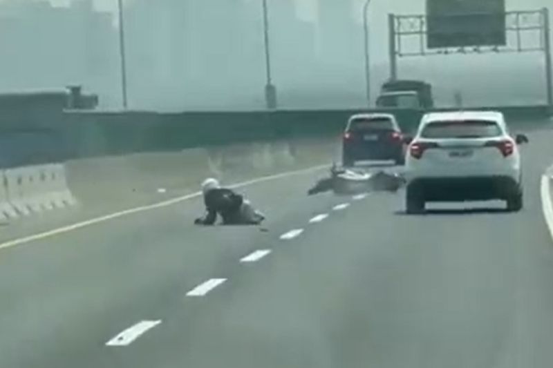 ▲重機騎士行經台68線快速道路,遭後方一台黑色BMW休旅車衝撞,引發輿論爭議。(圖/翻攝爆料公社)