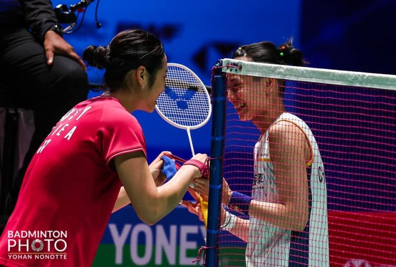 ▲在全英公開賽女單四強戰後，安洗瑩、戴資穎賽後交換頭帶。（圖／Badminton Photo提供）