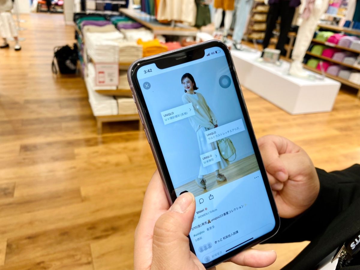 ▲UNIQLO「StyleHint APP」穿搭社群平台，台灣總算正式上線，全球16個國家潮人搭配一鍵看，隨時滑一滑就有好多服裝靈感。萊雅集團也成功轉型美妝科技公司，以演算法為超過2.25萬種膚色配對蘭蔻粉底色調，在家就能靠聖羅蘭YSL Beauty唇彩調色機調製上千種唇色。（圖／記者蕭涵云攝）