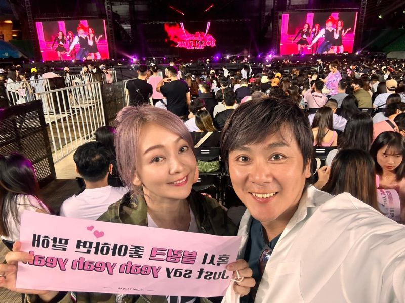 ▲王仁甫(右)、季芹帶愛女朝聖BLACKPINK演唱會。(圖/翻攝自王仁甫和季芹之永遠的芹仁臉書)