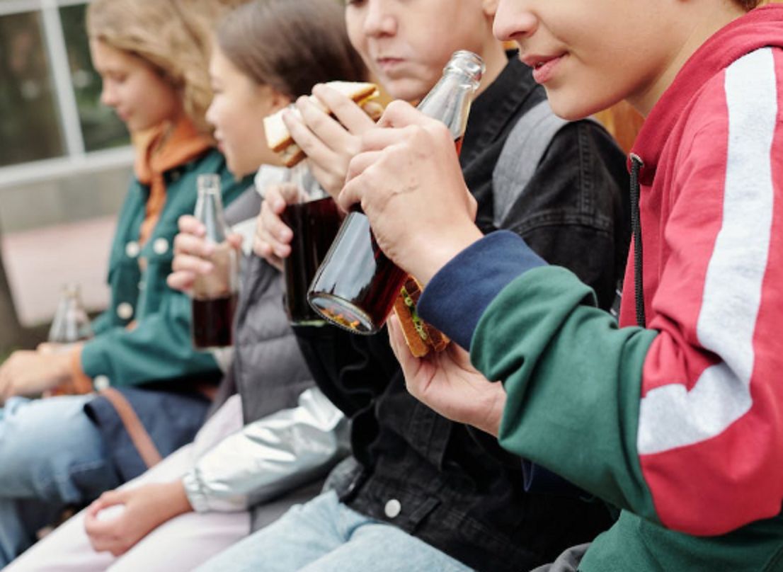 ▲炎熱夏天來到，學校開始放暑假，外出遊玩的機會變多，因此水分攝取更重要，不少家長困擾孩子都會趁此時討喝冷飲。（示意圖／Pexels）