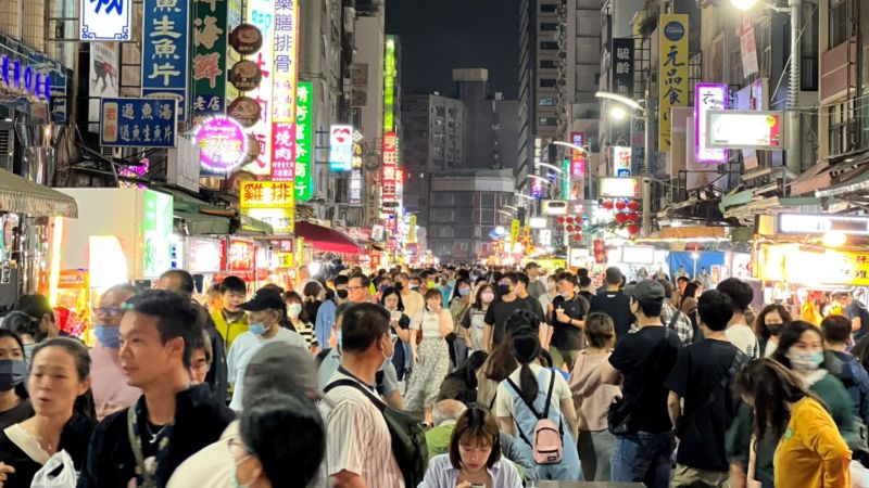 ▲BLACKPINK在高雄開唱,帶旺高雄觀光,人潮擠爆六合夜市。(圖/陳其邁 Chen Chi-Mai)