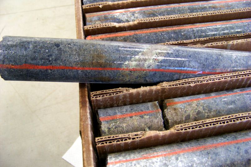 ▲倫敦金屬交易所庫存的鎳塊被換成石頭。圖為含有銅、鎳和貴金屬的礦物帶，示意圖。（圖／美聯社／達志影像）