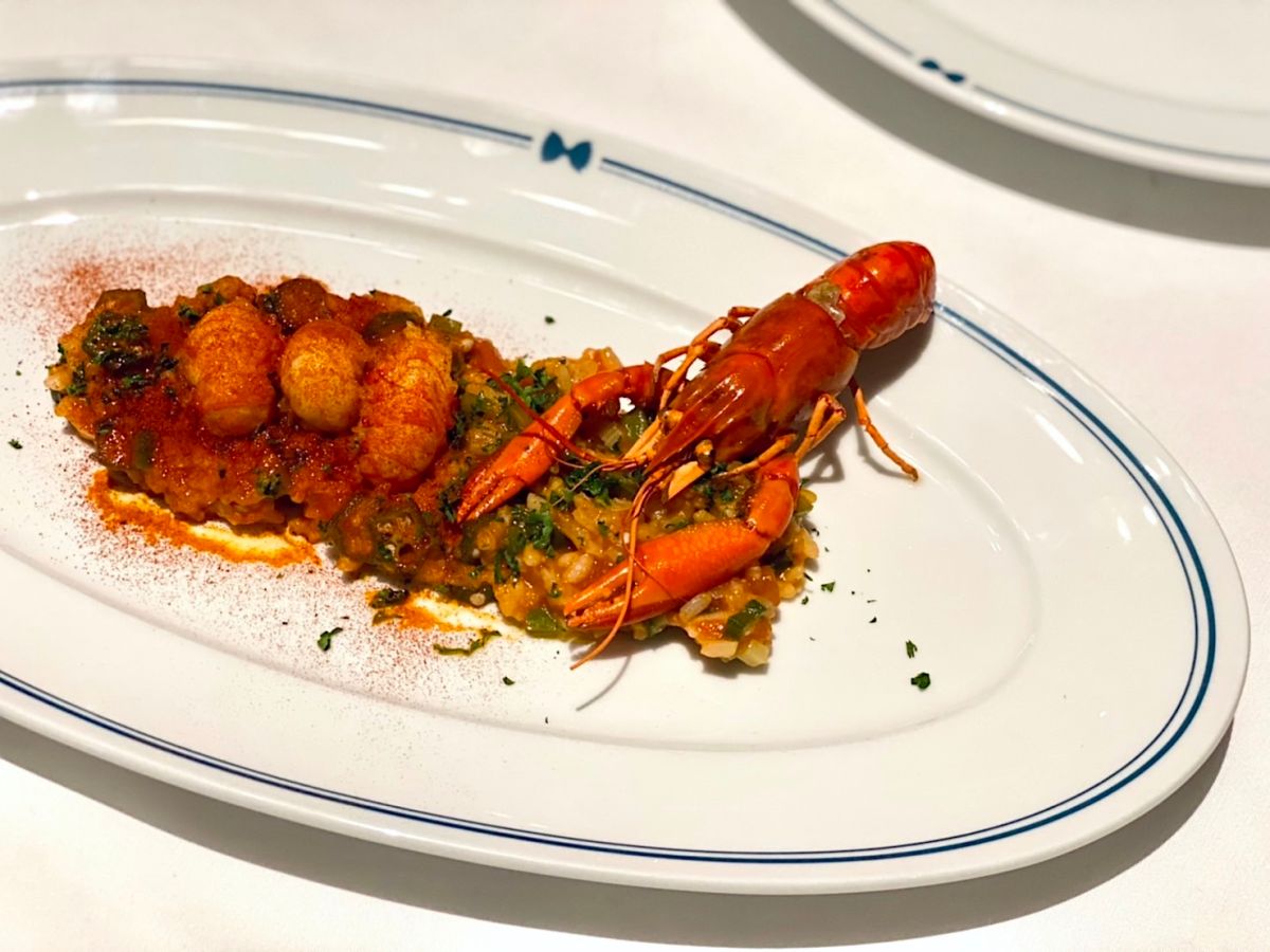 ▲凱渡廣場酒店打造真正海景第一排的「陸上郵輪」，擁有全台唯一的海水游泳池、海水漂漂河。米其林名廚江振誠坐鎮的「archi藝廚」不只有海鮮三吃，更創新把宜蘭小吃麻醬麵和餛飩湯變成義大利菜。（圖／記者蕭涵云攝）