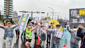 萬金石馬拉松　議員著「信賴台灣」背心參賽挺賴清德
