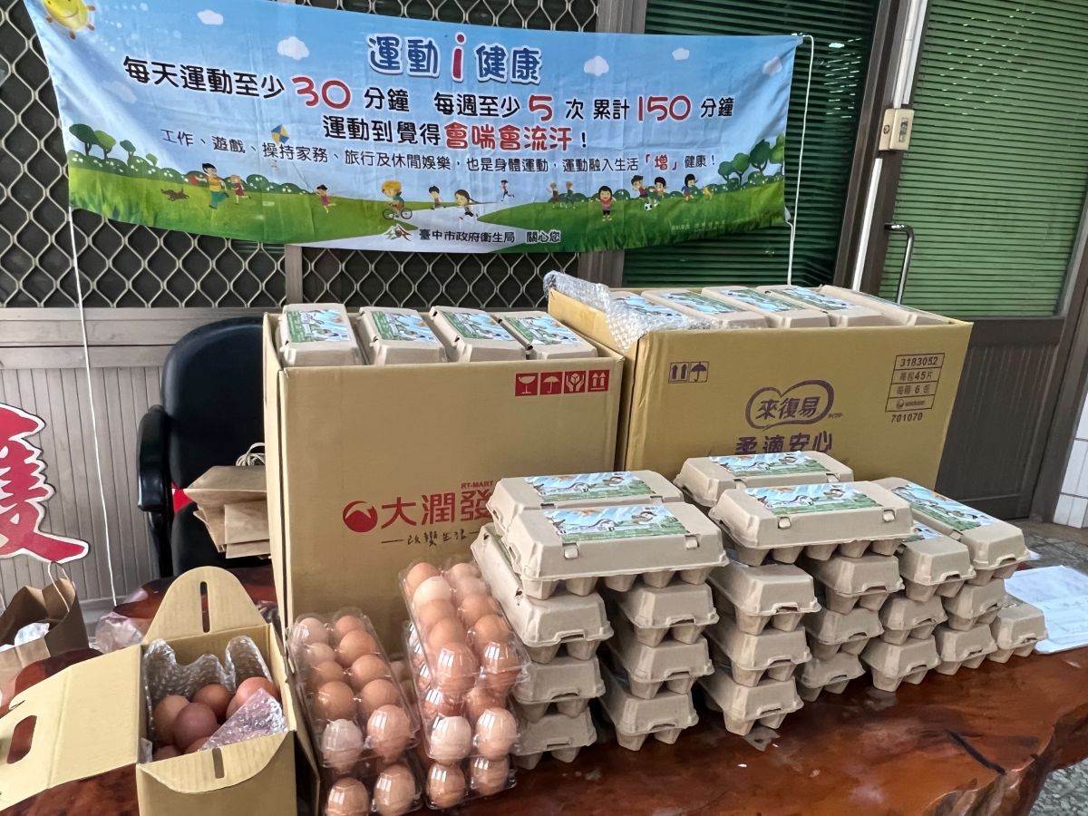 ▲台中一位民眾曾經透過篩檢出癌症，他為了鼓勵大家健檢，買一百盒的有機雞蛋做公益(圖／醫院提供2023.3.19)