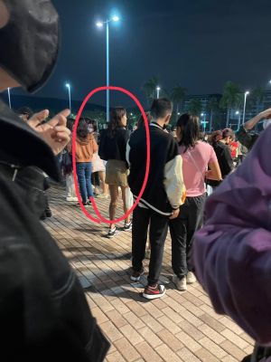 ▲賈永婕昨日朝聖BLACKPINK,卻擋到後方觀眾視線,引發爭議。(圖/讀者提供) ▲賈永婕昨日朝聖BLACKPINK,卻擋到後方觀眾視線,引發爭議。(圖/讀者提供)