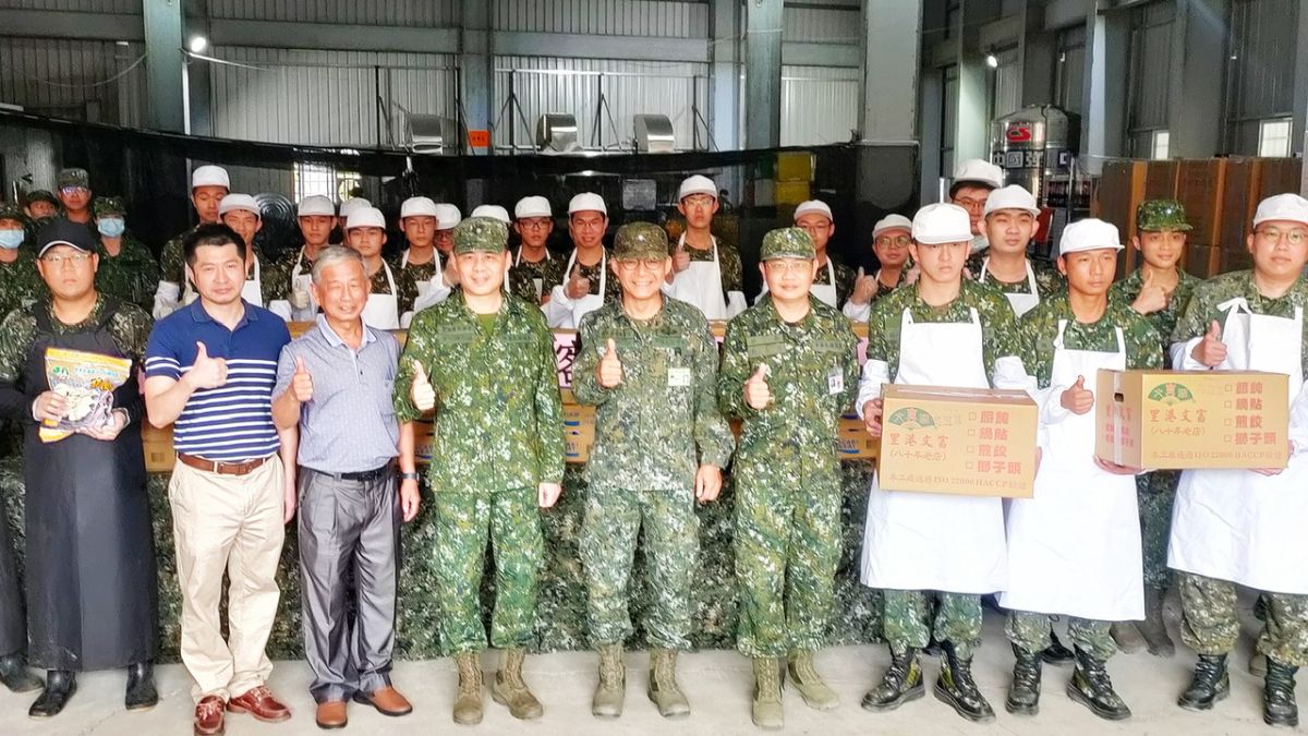 ▲陸軍第117旅砲兵營辦理為期14天的新制教育召集訓練，企業家秉持「軍愛民、民敬軍」的精神，前往岡山地區敬軍慰問。（圖／記者陳美嘉翻攝）