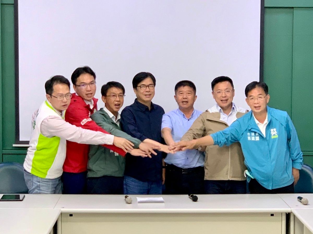 ▲民進黨2024總統及立委大選領表登記前夕，民進黨高雄市黨部今(19日)召開「相讓.相牽成」大團結記者會，一起為贏得2024總統及立委大選團結打拼。(圖／民進黨高雄市黨部提供)