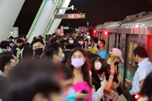 今起口罩解禁！搭公車捷運都免戴　醫示警：4族群不要脫
